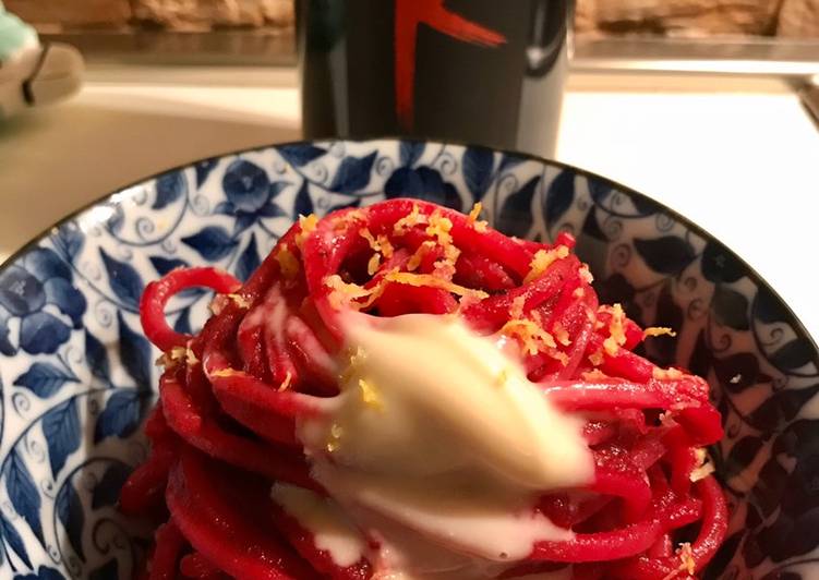 Spaghetti con rapa rossa, scorza di limone e crema di parmigiano reggiano