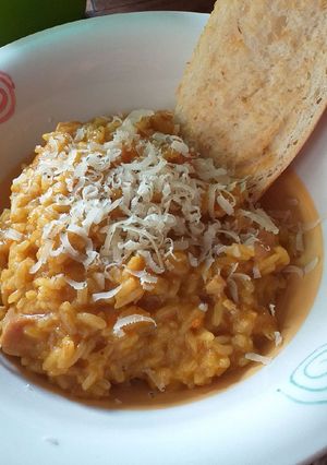 Una foto de Arroz con pollo, verduras y pan vaporizado con ajo