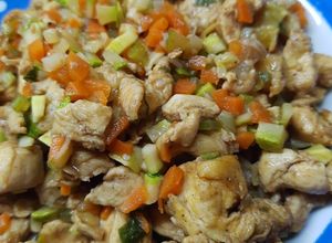 Una foto de Yakimeshi de Pollo (No tradicional, medio huevón)