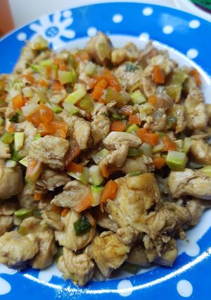 Una foto de Yakimeshi de Pollo (No tradicional, medio huevón)
