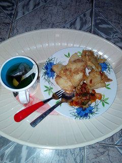 A picture of Fried yam & vegetables sauce with black tea(break fast).