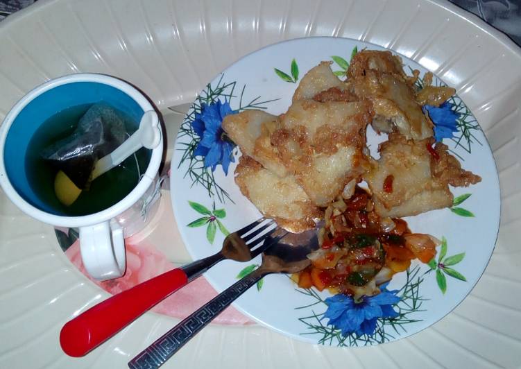 Fried yam &amp; vegetables sauce with black tea(break fast)