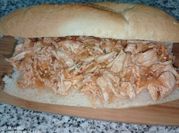 Una foto de pechugas de pollo troceada