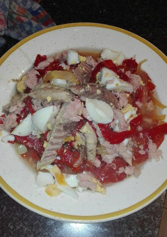Una foto de Caballa con pimientos asados 