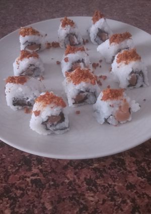 Una foto de Sushi - Uramaki de Salmón y queso crema