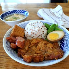 A picture of Taiwanese soul food super crispy pork chop (paigu fan).