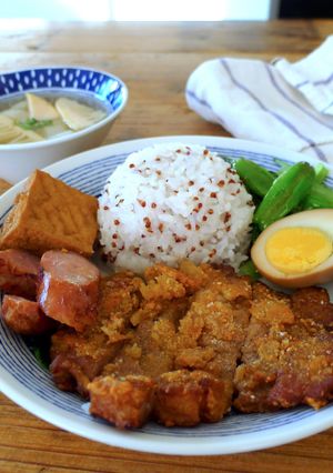A picture of Taiwanese soul food super crispy pork chop (paigu fan).