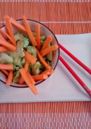 Una foto de Ensalada de tallos de brócoli y zanahorias