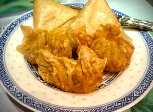 Une photo de Raviolis frits et samoussas porc/légumes