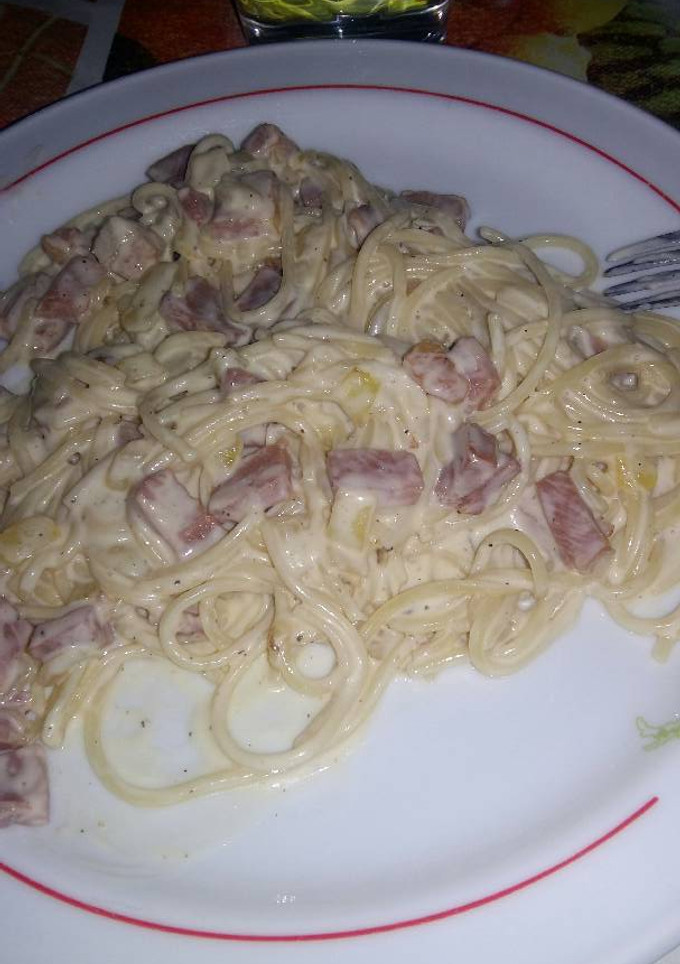 Una foto de Tallarines a la carbonara