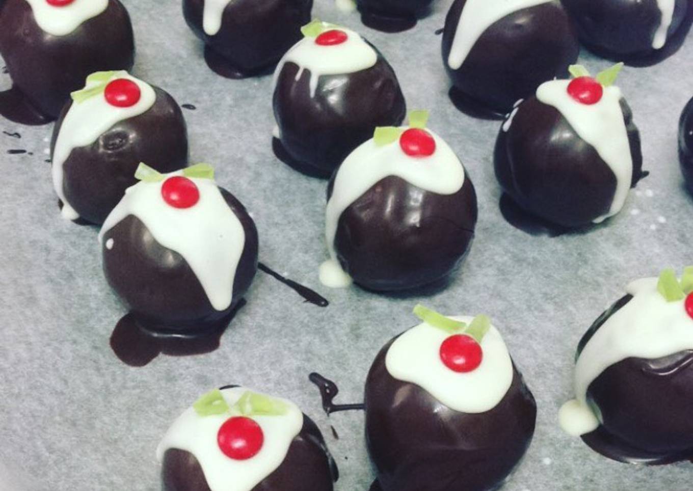 Trufas de chocolate rellenas de cereza y brownie de Navidad