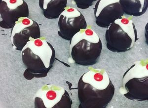 Una foto de Trufas de chocolate rellenas de cereza y brownie de Navidad