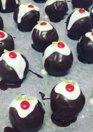 Una foto de Trufas de chocolate rellenas de cereza y brownie de Navidad