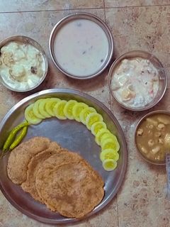 सिघाड़े के आटे की पूरी (singhare ke aate ki poori recipe in Hindi) रेसिपी मुख्य फोटो