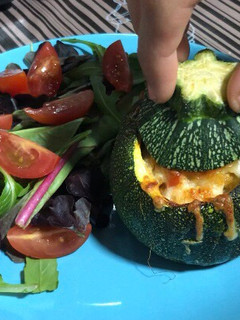 Una foto de Calabacines rellenos con atún y pimientos