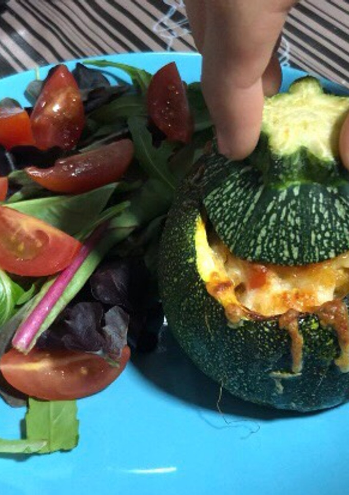 Una foto de Calabacines rellenos con atún y pimientos