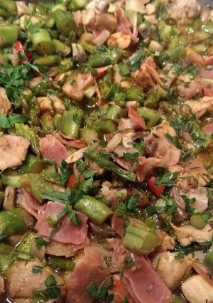 Una foto de Salteado de pollo, espárragos, champiñones y panceta