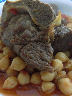 Una foto de Aguja de ternera con garbanzos