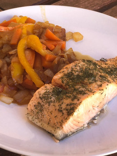 Una foto de Salmón con salteado de verduras