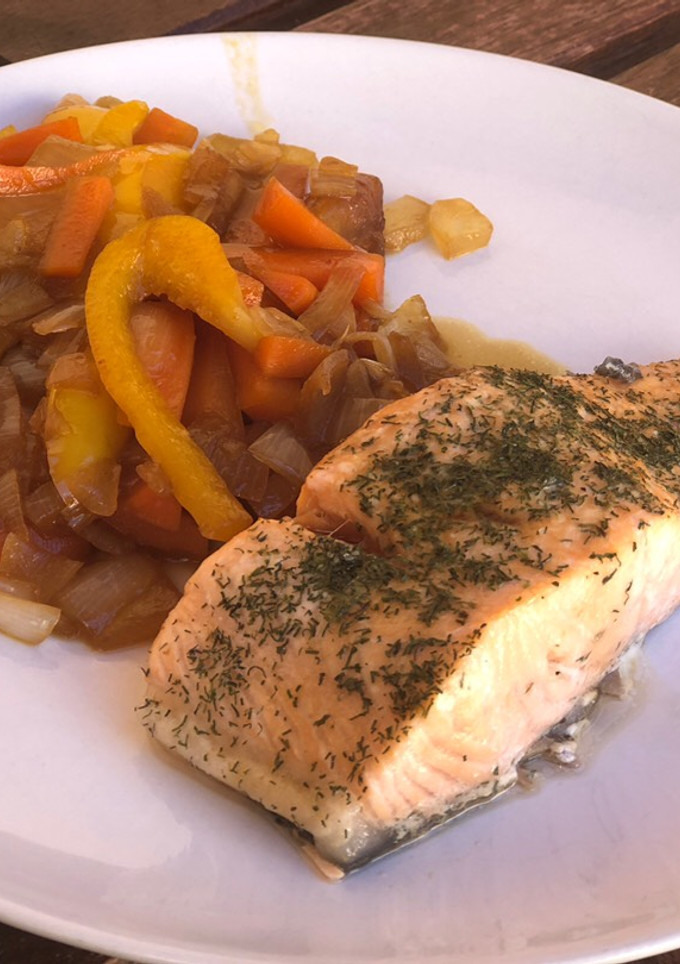 Una foto de Salmón con salteado de verduras