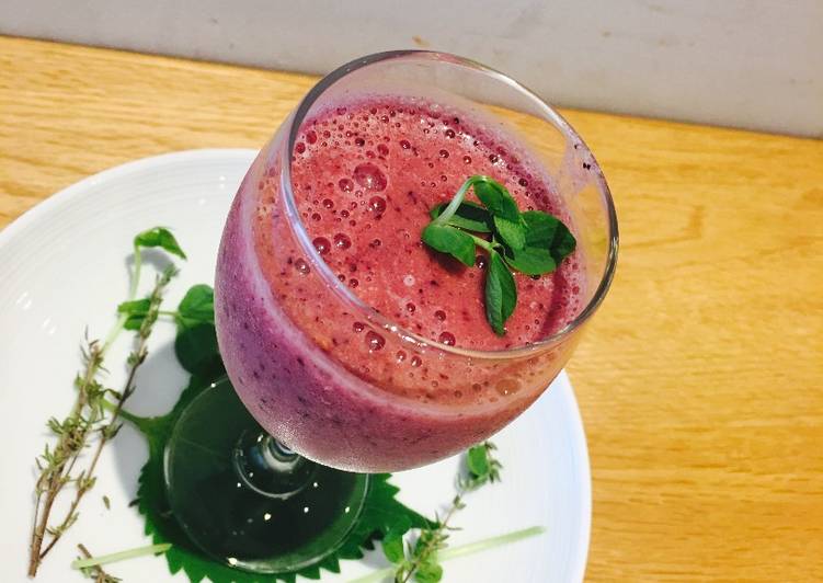 Sweet potato and berries smoothie