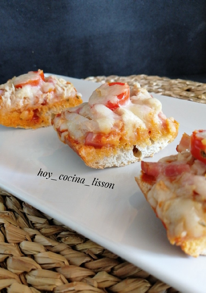 Una foto de Minipaninis de atún y bacon
