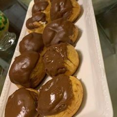 A picture of Delicious chocolate eclairs.