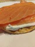 Tortitas de Maíz o trigo con queso de untar y salmón ahumado a tu gusto