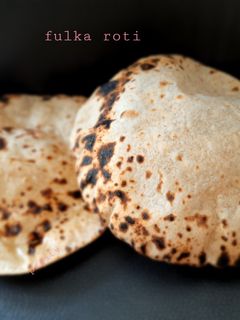 ફુલકા રોટી (Fulka Roti Recipe In Gujarati) રેસીપી મુખ્ય ફોટો