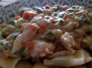 Una foto de 🍗🍝Raviolis con salsa blanca de verduras y pollo🍝🍗