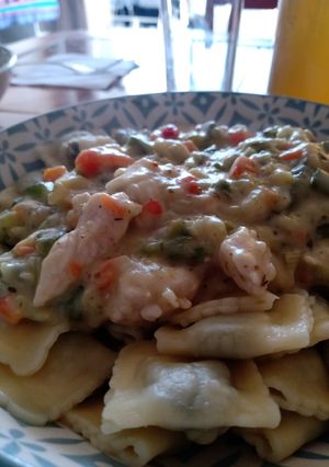 Una foto de 🍗🍝Raviolis con salsa blanca de verduras y pollo🍝🍗