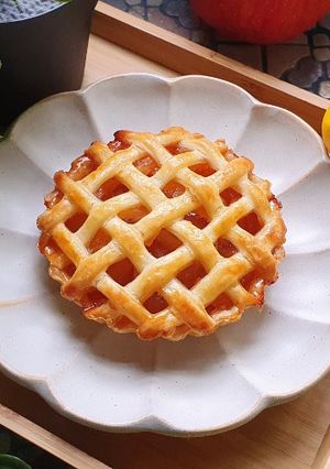 A picture of European-Style Woven Apple Pie.