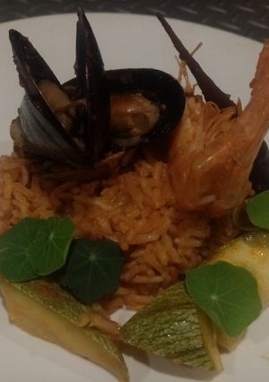 Una foto de 🍅🥕🥘Arroz rojo con mariscos 🦐🦀