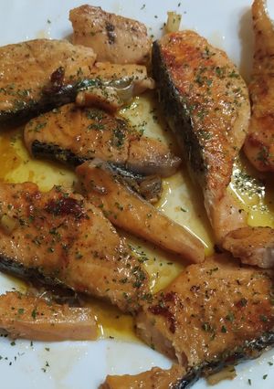 Una foto de Salmón con salsa de soja
