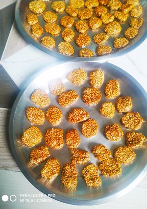 गुड़ तिल की रेवड़ी (Gud Til ki rebdi recipe in hindi) रेसिपी मुख्य फोटो