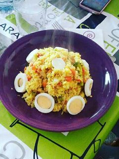 Una foto de Arroz con verduras y huevo duro