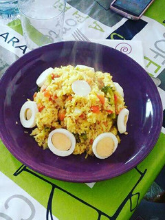 Una foto de Arroz con verduras y huevo duro