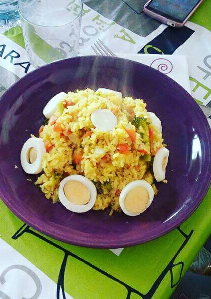 Una foto de Arroz con verduras y huevo duro