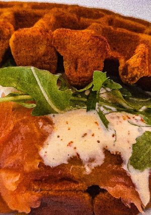Une photo de Burger waffle (gaufres de patate douce)