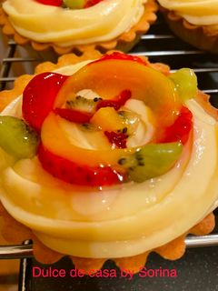 O poză a rețetei Tarte cu caramel, vanilie și fructe😋.