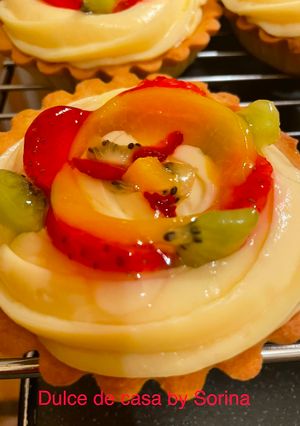 O poză a rețetei Tarte cu caramel, vanilie și fructe😋.