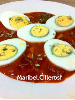 Una foto de Huevos cocidos, sobre fritada de pimientos del Piquillo