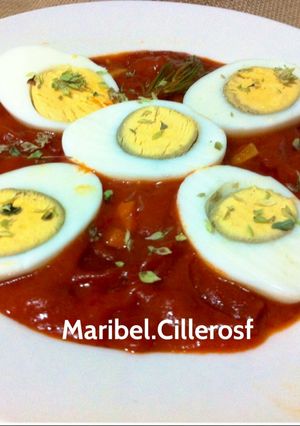 Foto principal de Huevos cocidos, sobre fritada de pimientos del Piquillo