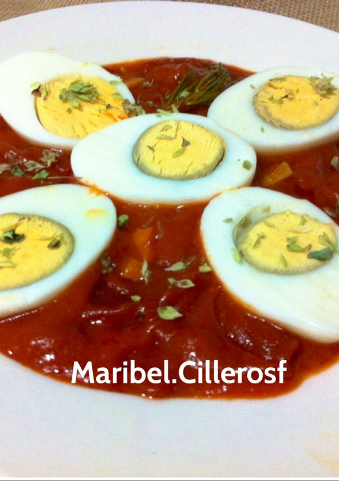 Una foto de Huevos cocidos, sobre fritada de pimientos del Piquillo