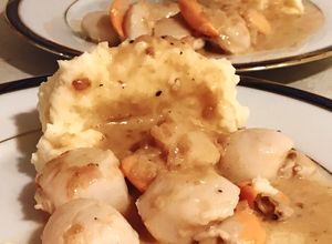 Hình của món Cồi Sò Điệp Sốt Bơ Chanh & Khoai Tây Nghiền.