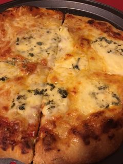 Una foto de Focaccia de 4 quesos