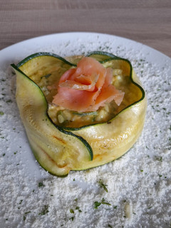 Una foto de Risotto de espárragos salmón y calabacín