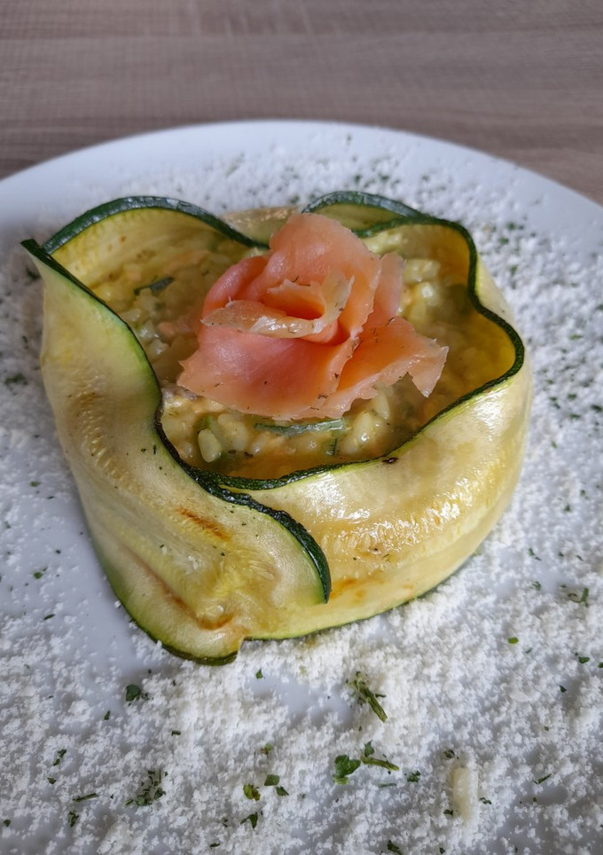 Una foto de Risotto de espárragos salmón y calabacín