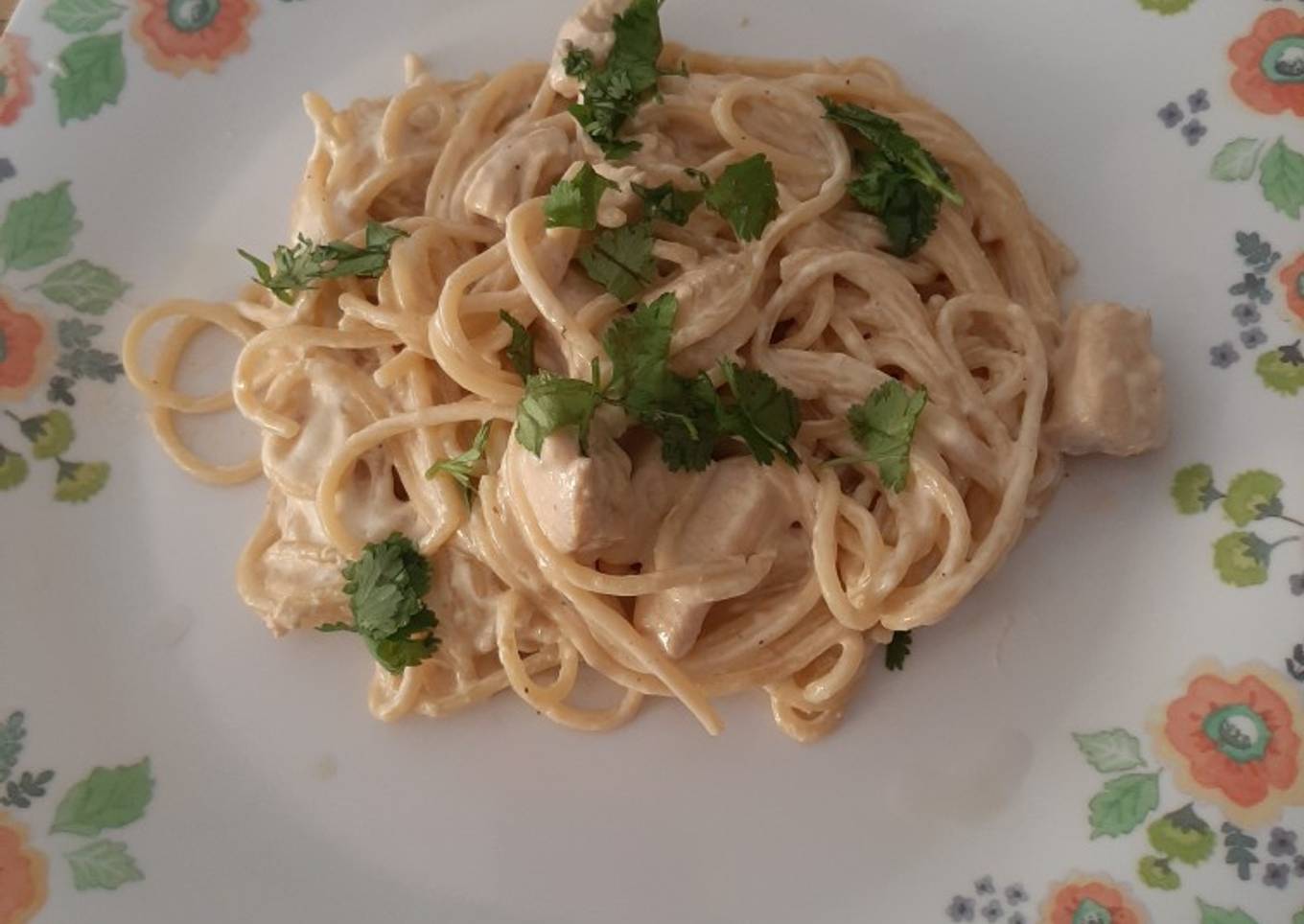 Espagueti Alfredo con pollo
