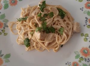 Una foto de Espagueti Alfredo con pollo